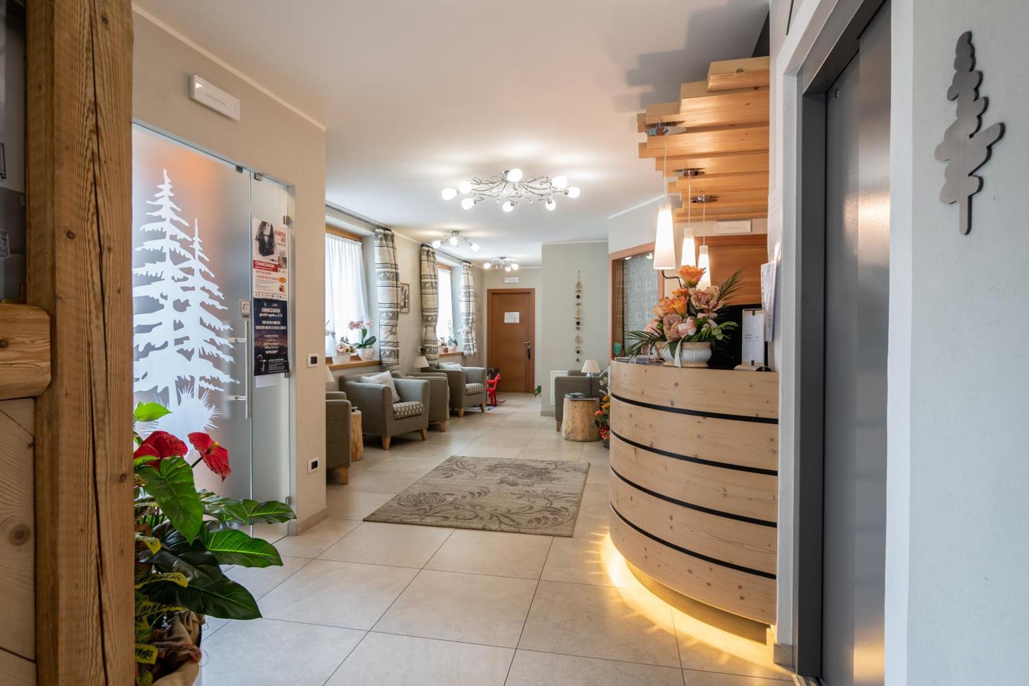 קומזדורה Aparthotel Dolomites Living&Relax מראה חיצוני תמונה
